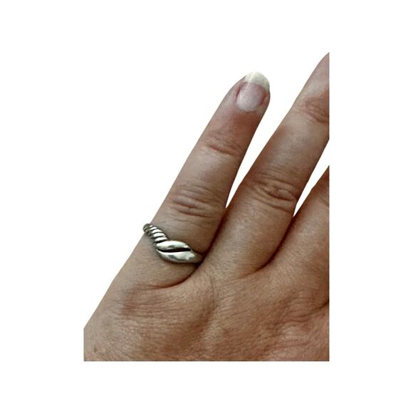 Sterling Silver Carved Ring with Cutout Size 6 - Picture 5 of 5